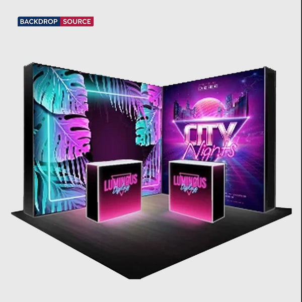 Conjunto de pared multimedia iluminada en forma de L con mostradores para stands de 10 pies x 10 pies.
